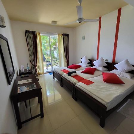 Rainbow Lagoon Resort Negombo Bagian luar foto