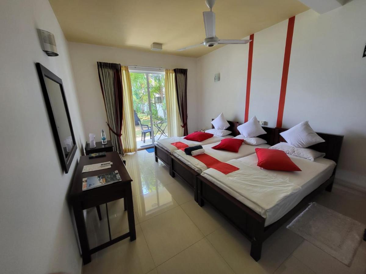 Rainbow Lagoon Resort Negombo Bagian luar foto